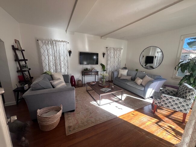 Living room - 139 N Sycamore Ave Unit 141.5