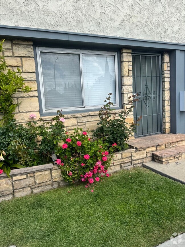 Building Photo - 1 BDRM, 1 BA WITH PARKING (PICTURES COMING... Unit 80-3 Rental