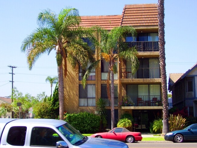 Building Photo - Top floor 2 bedroom 2 bath condo for rent on Ocean Blvd!