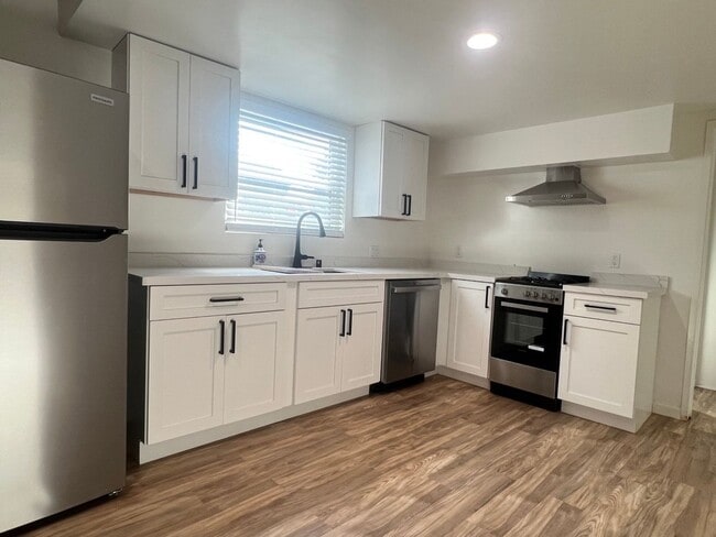 Building Photo - Garden Unit 4037 1/2 Rental