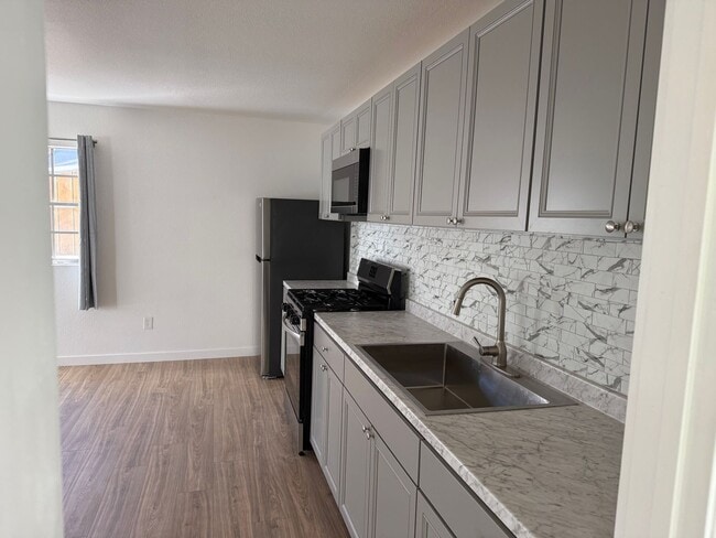 Totally remodeled guesthouse - available NOW - Totally remodeled guesthouse - available NOW