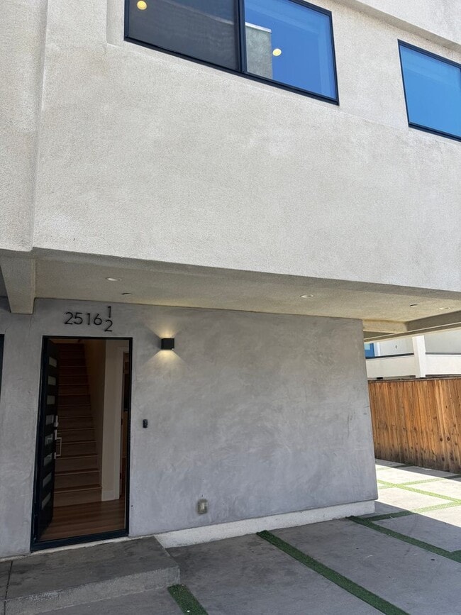 Photo - 2514 S Palm Grove Ave Unit 2516 1/2 S Palm Grove Ave
