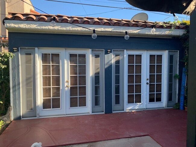 Building Photo - 1158 Hi Point St Unit 1