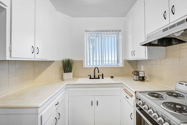 Photo - Spacious 1 Bedroom Apartments with Parking - Noho Arts District Unit #16