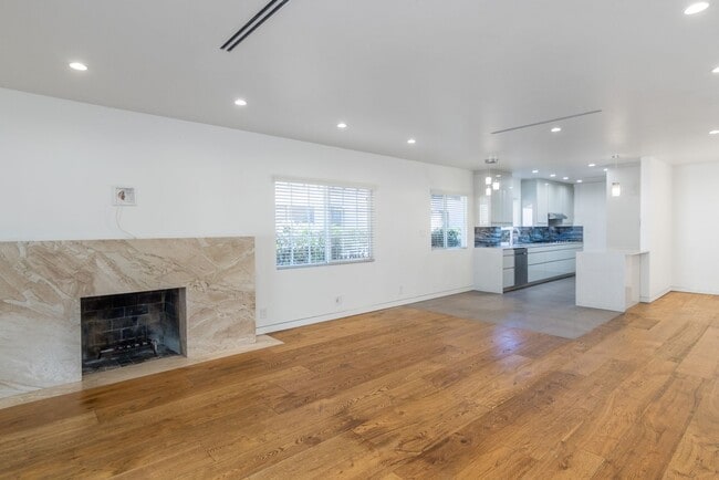 Photo - 15439 Vose St