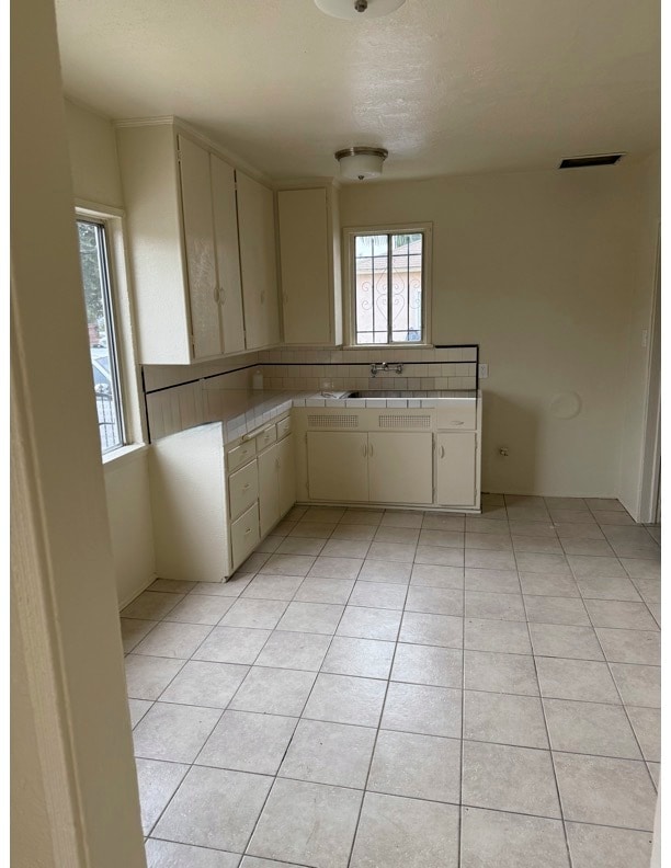 Kitchen - 2253 S Cochran Ave Unit 2253