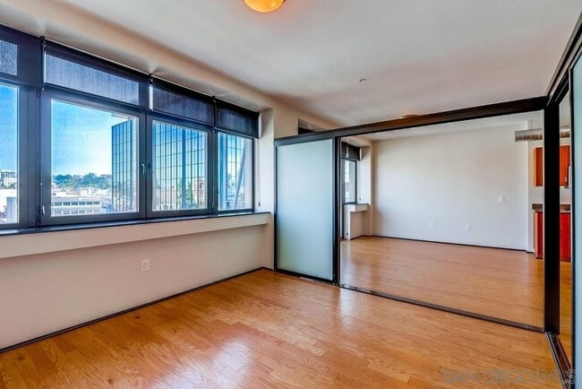 Photo - 2 bedroom downtown, 2 bath and 2 parking spaces.  View! (Solara Lofts)