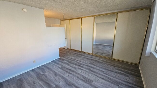 Photo - Burbank Oaks Apartments