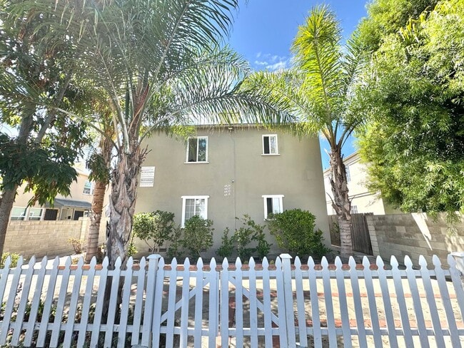 Photo - An apartment with character! Hardwood floors, built-ins - TOP FLOOR - 1 Bed / 1 Bath! Unit 4422