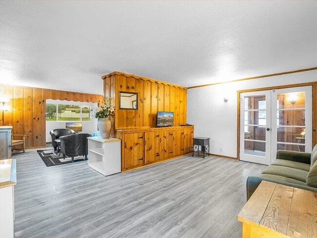 Spacious Farmhouse Living with Open-Concep... - Spacious Farmhouse Living with Open-Concep...