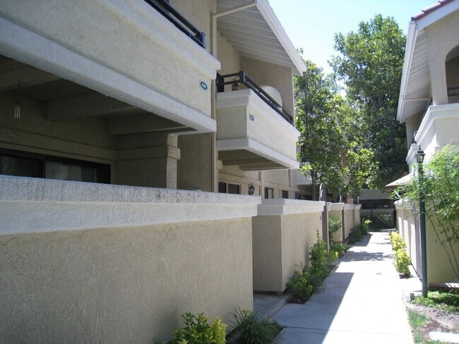 Building Photo - SPARKLING CONDO, UPPER UNIT!