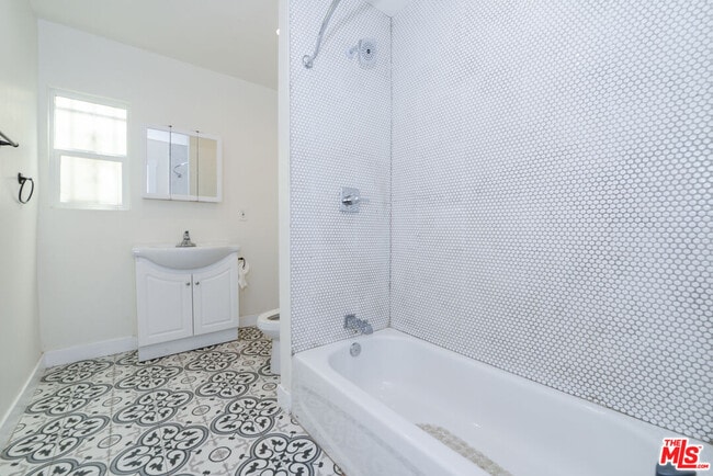 Photo - 520 W 82nd St