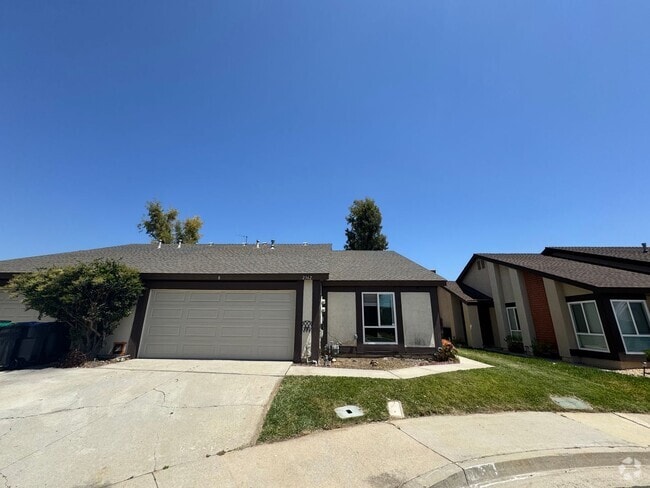 Building Photo - Recently renovated 3 bedroom, 2 bath unit ... Rental