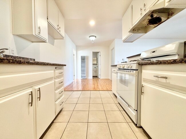 Photo - 320 E Hyde Park Blvd Apartment Unit 3