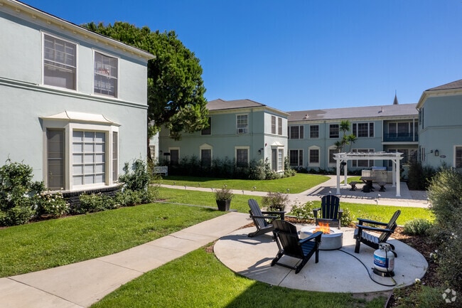 Fire Pit - 1828-1850 N Edgemont Street Los Angeles, C...