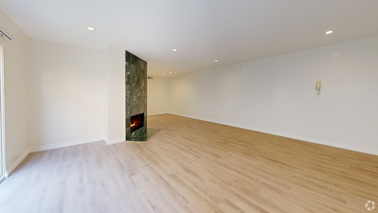 3D Tour - Large Bright Front Remolded 2x2 Unit