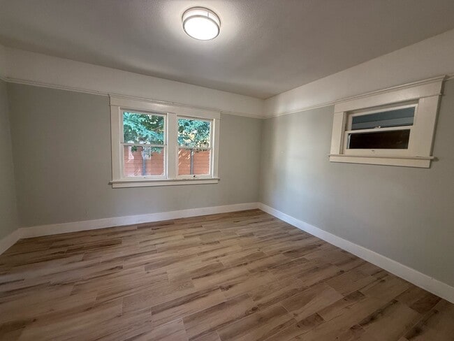 Photo - 323 S Kroeger St