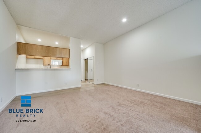 Building Photo - 11225 Morrison St Unit 118