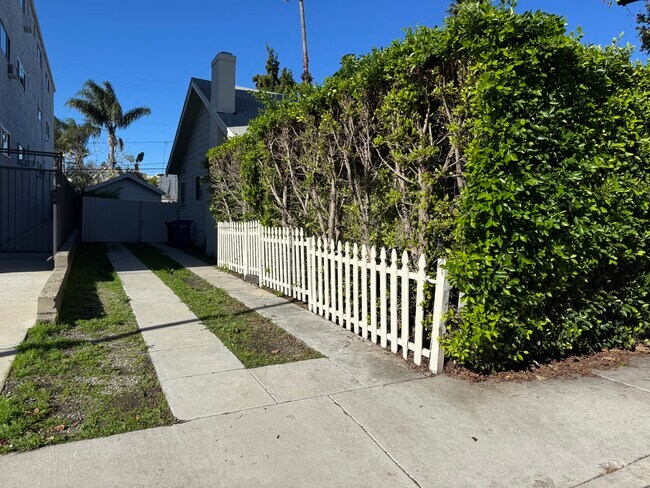 Photo - 849 N West Knoll Dr