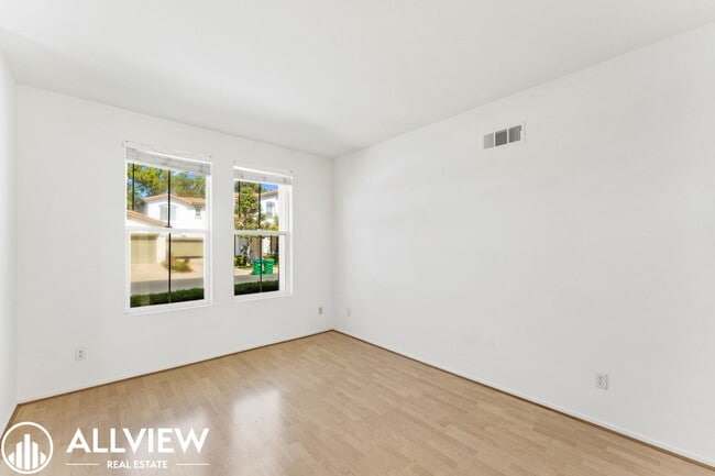 Photo - Bright & Spacious 3-Bedroom 2.5 Bath Home in Gated Oak Creek Community