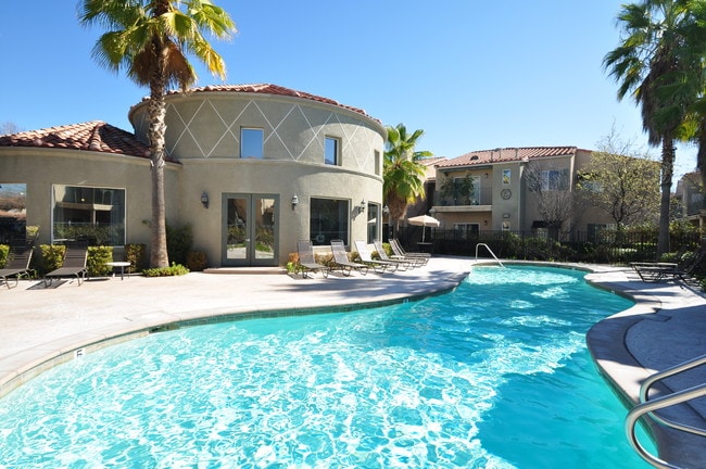 Swimming Pool - Crescent Heights Luxury Apartment Homes