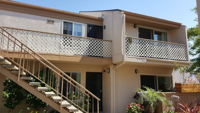 Building Photo - Beautiful Second Floor Condo in Great Area! Unit J