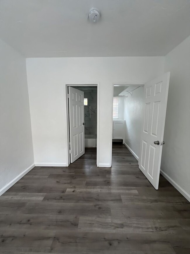 Photo - 542 W 49th St