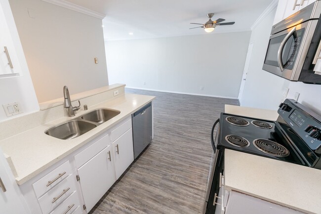 Photo - 4444 Ensign Avenue