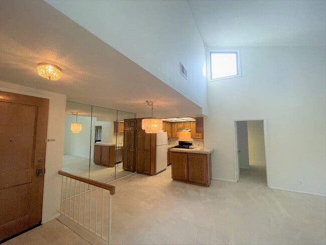 Tall vaulted ceilings, top floor condo, gr... - Tall vaulted ceilings, top floor condo, gr...