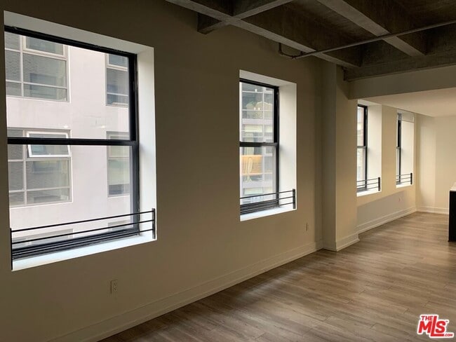 Building Photo - 727 W 7th St Unit 725