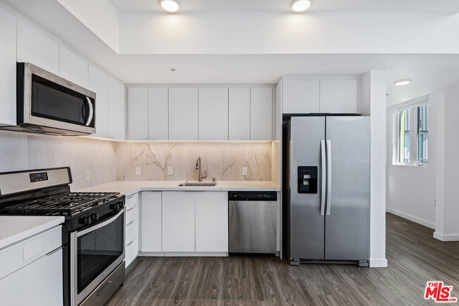 Photo - 5750 Hollywood Blvd Unit 737