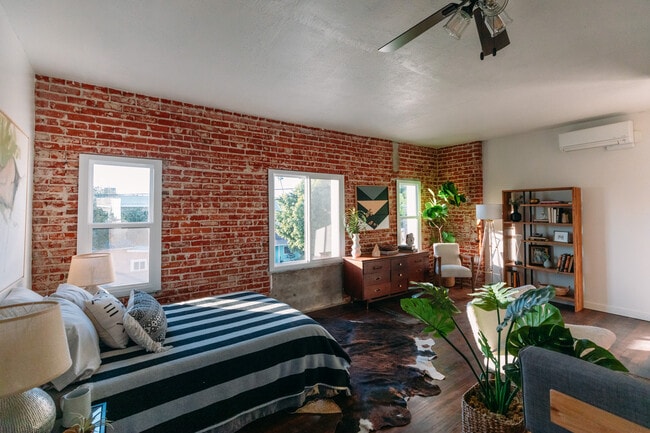 Photo - Larchmont Villas