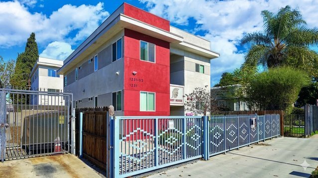 Photo - 1231 1/2 W 36th Pl Unit 1231.5