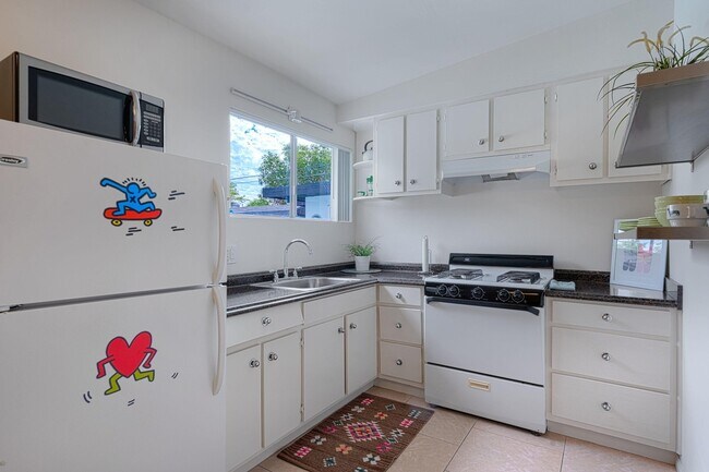 Full sized Kitchen - 525 E Cottonwood Rd Unit Furnished 1 Bdm PSCentral