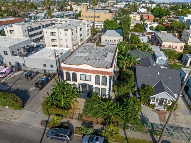 Building Photo - Nestled in the vibrant heart of Los Angeles, CA. This 2 Bedroom 2 Bath Won't Last Long! Unit 2616 1/2