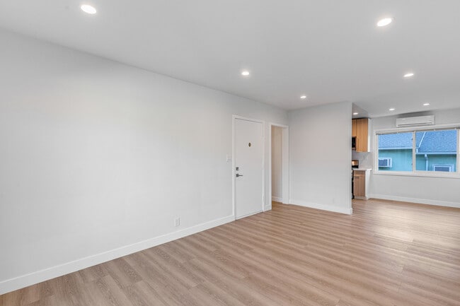 Photo - 4321 Saugus Ave