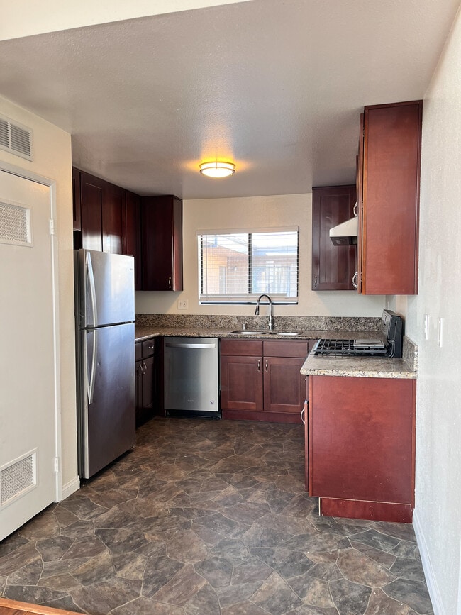 kitchen - 215 N Mariposa Ave