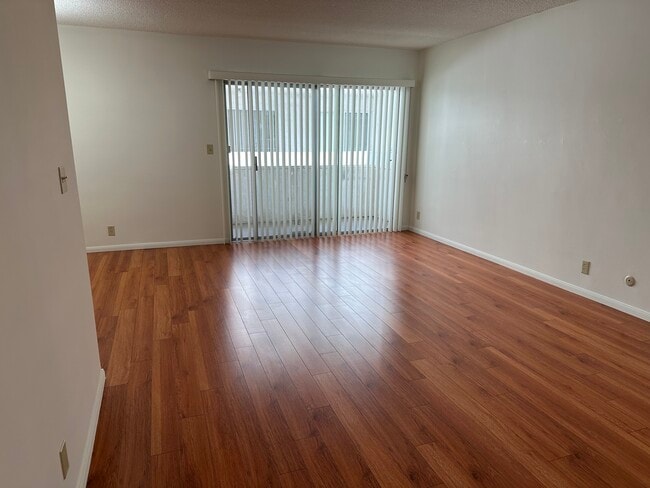 Photo - 1411 N Poinsettia Pl Apartments