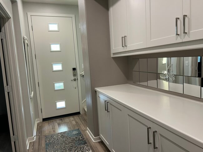 Building Photo - 212 Paramount Unit 212