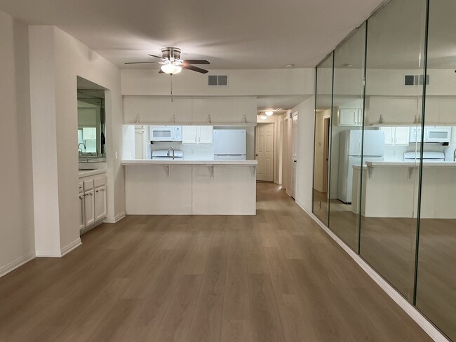 Building Photo - Los Caballeros #507 Unit 507