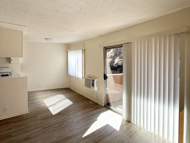Building Photo - 4688 Huntington Dr S