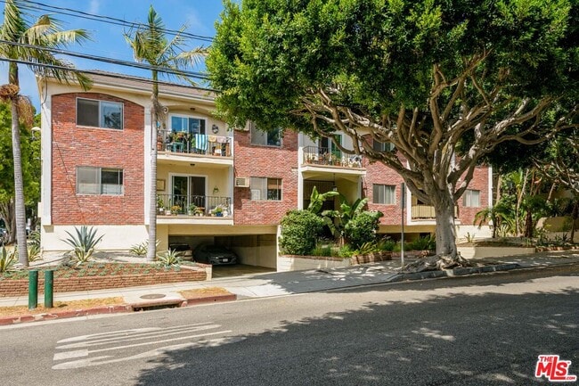 Building Photo - 2803 Arizona Ave Unit 10