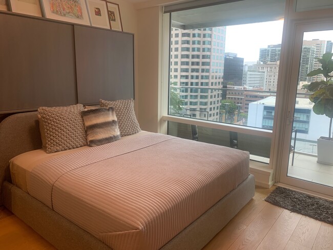 Building Photo - 877 Francisco St Unit 1115