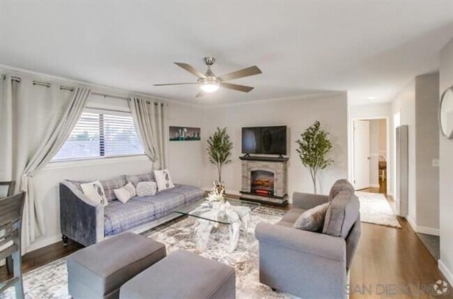 Building Photo - Open and Airy Back-Unit in Amazing Normal ... Rental