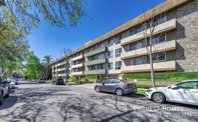 Building Photo - 525 N Sycamore Ave Unit 321