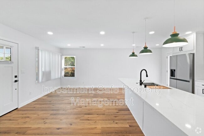 Building Photo - 4026 Charles St Rental