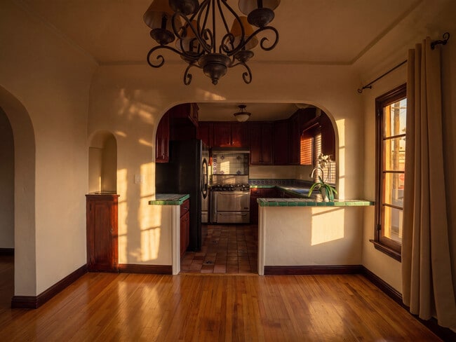 Photo - 185 Roycroft Ave