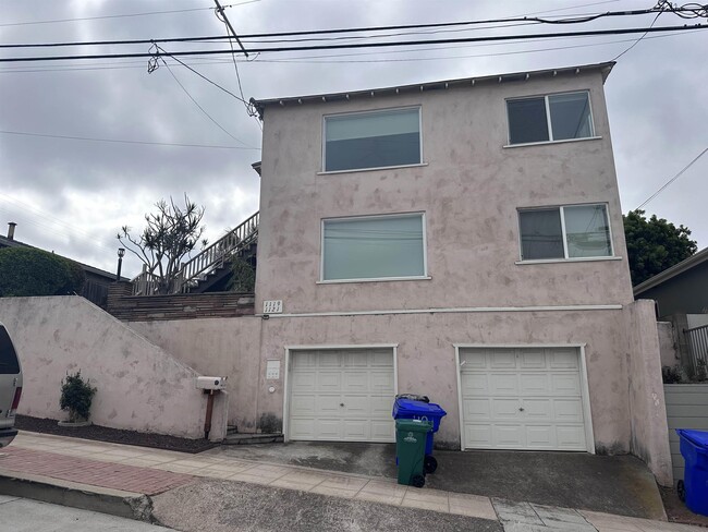 Photo - 1121 W Redwood St Apartment