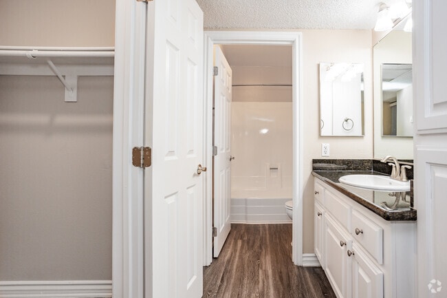 Studio, 1BA - 500SF - Bathroom - Birchwood Village Apartment Homes