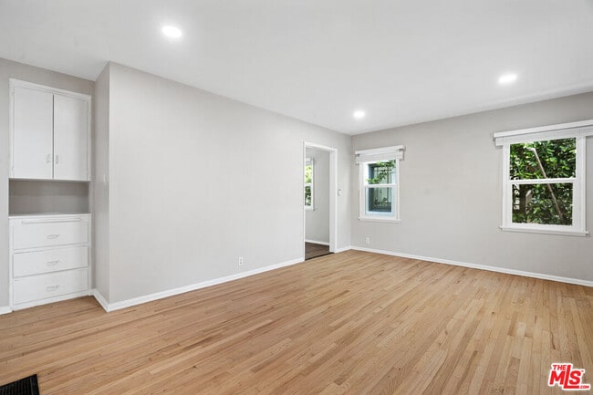 Photo - 815 Crestmoore Pl